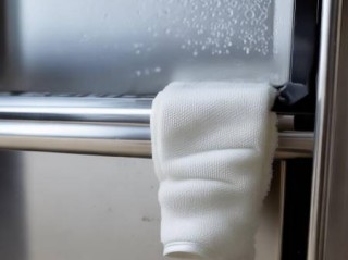 科慕冰箱客户热线支持分解，冰箱黑色水渍成因解析及清理方法