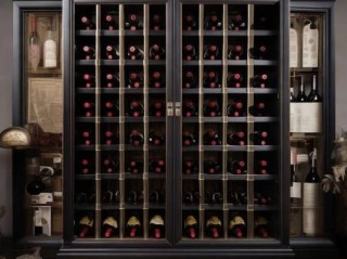 万喜酒柜厂专业客服热线教导۞红酒柜搭配：创意摆件，提升家居品味