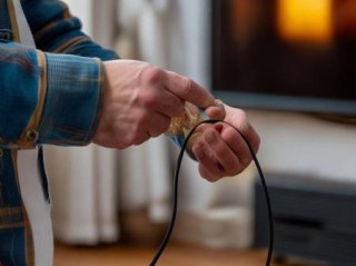 雷鸟电视机维修站电话阐释㊤彩色电视机开机花屏维修攻略：快速解决常见问题