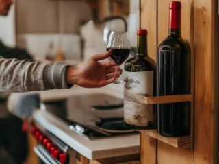 霍尼韦尔酒柜400客服联系方式介绍（厨房红酒柜摆放技巧，打造优雅家居氛围）